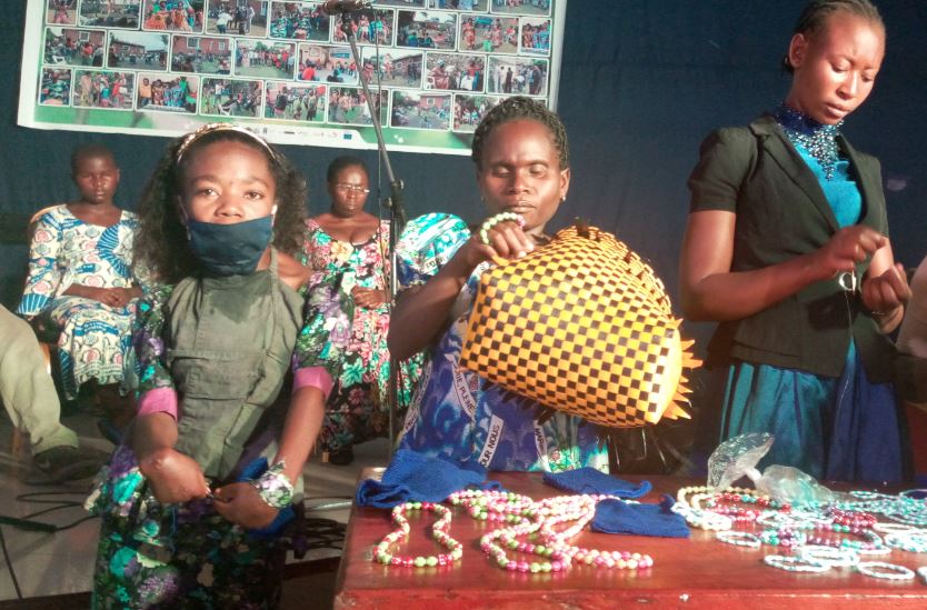 Les femmes aveugles tissent des paniers à Goma