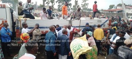 M’Zinga BIRIHANZE, ministre de l’agriculture vient à la rescousse aux déplacés de Kanyaruchinya !